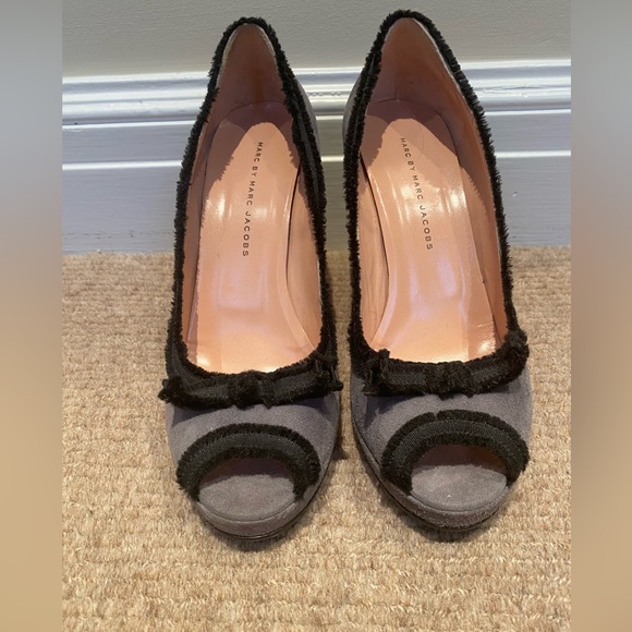 Marc by Marc Jacobs grey suede pumps - Picture 2 of 7